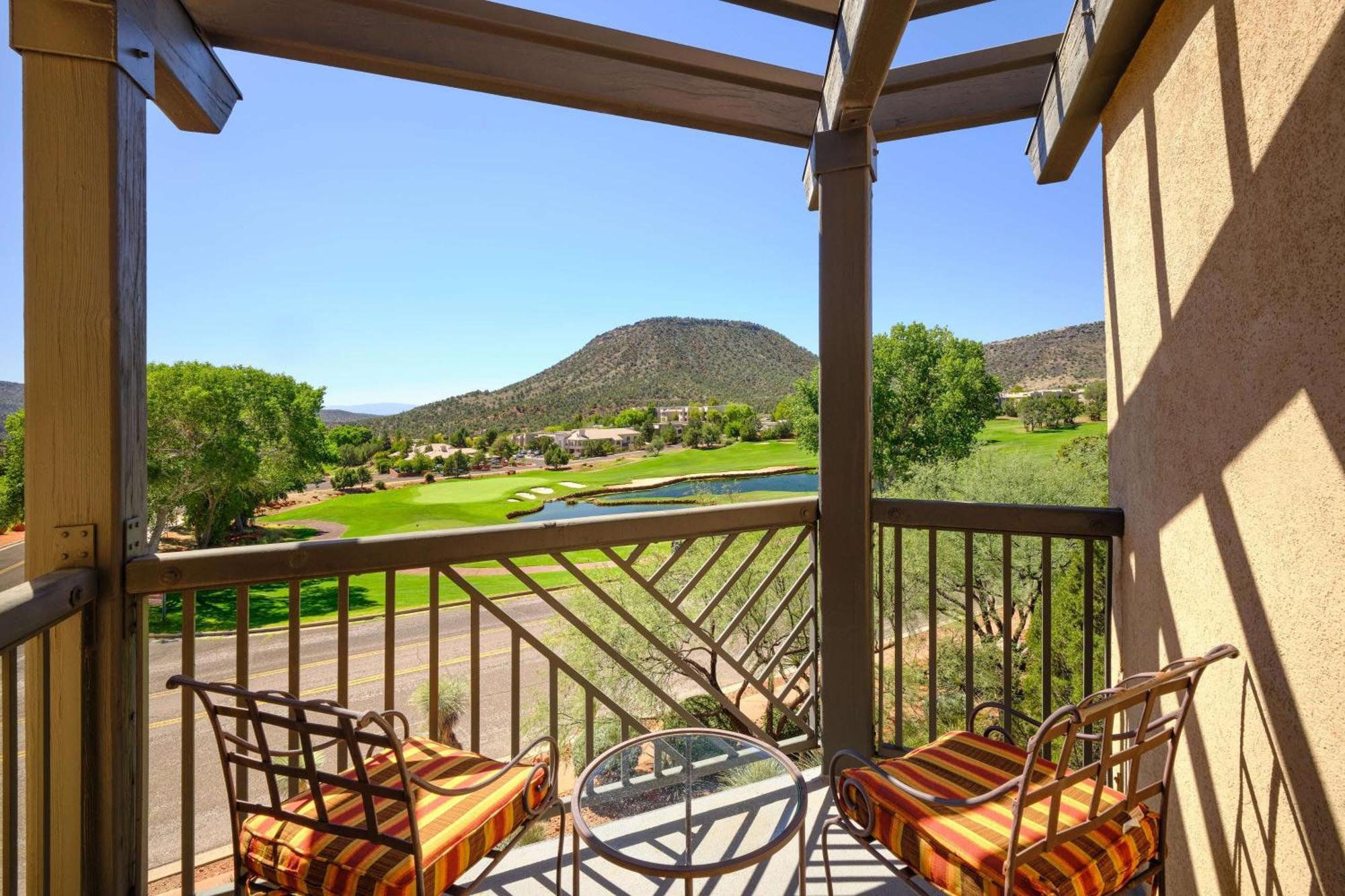 King Whirlpool Suite with Balcony- Mountain View